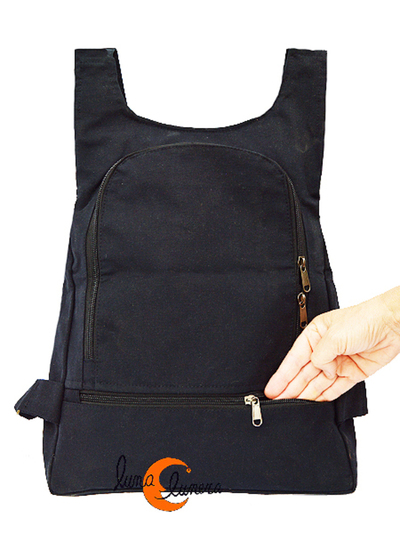 Mochila de tela impermeable. Los colores pueden no coincidir con el modelo en venta.