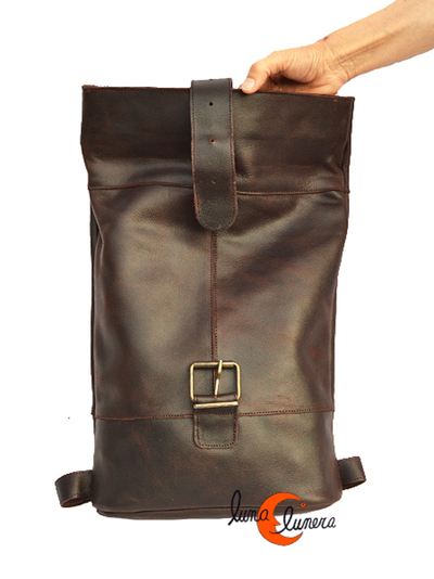 Esta imagen enseña el modelo, los colores pueden ser diferentes a la mochila que está en venta.