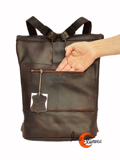 Esta imagen enseña el modelo, los colores pueden ser diferentes a la mochila que está en venta.