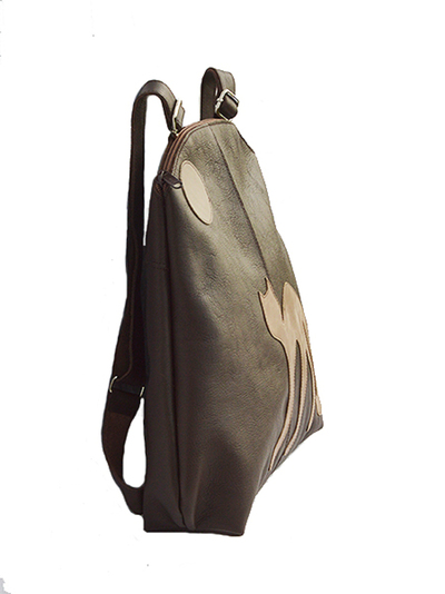 Esta imagen enseña el modelo, los colores pueden ser diferentes a la mochila que está en venta.