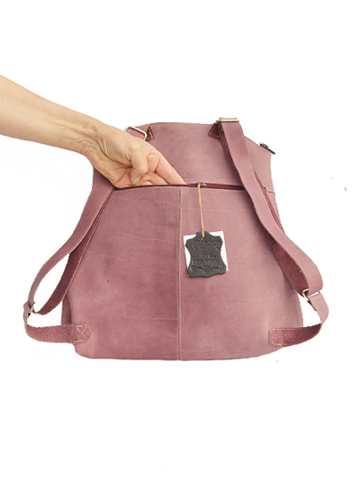 Esta imagen enseña el modelo, los colores pueden ser diferentes a la mochila que está en venta.