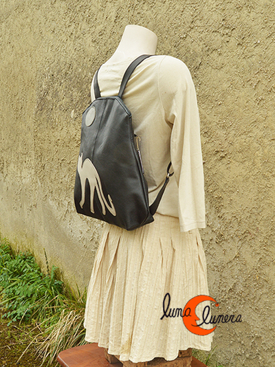 Esta imagen enseña el modelo, los colores pueden ser diferentes a la mochila que está en venta.