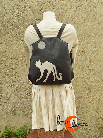 Esta imagen enseña el modelo, los colores pueden ser diferentes a la mochila que está en venta.