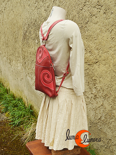 Esta imagen enseña el modelo, los colores pueden ser diferentes a la mochila que está en venta.