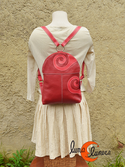 Esta imagen enseña el modelo, los colores pueden ser diferentes a la mochila que está en venta.