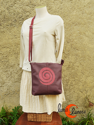 Esta fotografía enseña el modelo y el tamaño, los colores pueden no ser los mismos que el bolso que está en venta.