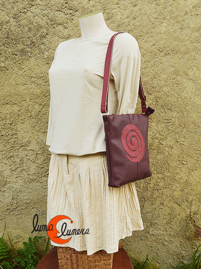 Esta fotografía enseña el modelo y el tamaño, los colores pueden no ser los mismos que el bolso que está en venta.
