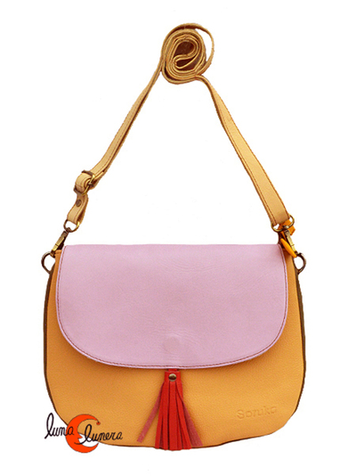 Bolso de piel reversible con tapa.