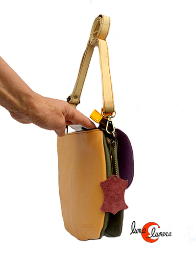 Bolso de piel reversible con tapa.