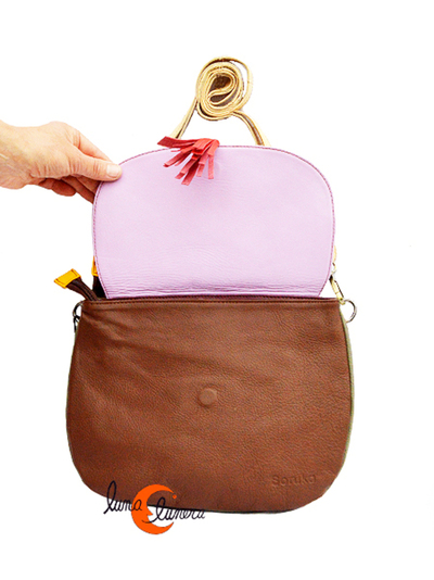 Bolso de piel reversible con tapa.
