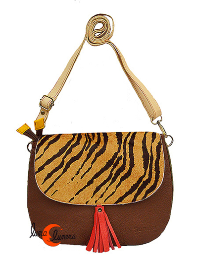 Bolso de piel reversible con tapa.