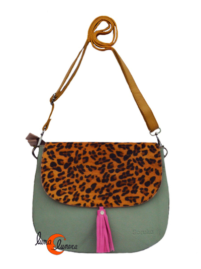 Bolso de piel reversible con tapa.