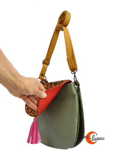 Bolso de piel reversible con tapa.