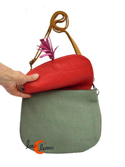 Bolso de piel reversible con tapa.