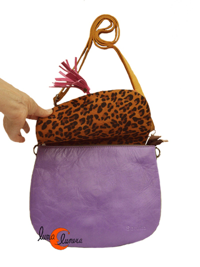 Bolso de piel reversible con tapa.