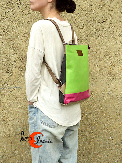 Esta imagen enseña el tamaño y el modelo, los colores pueden no coincidir con la mochila que está en venta.