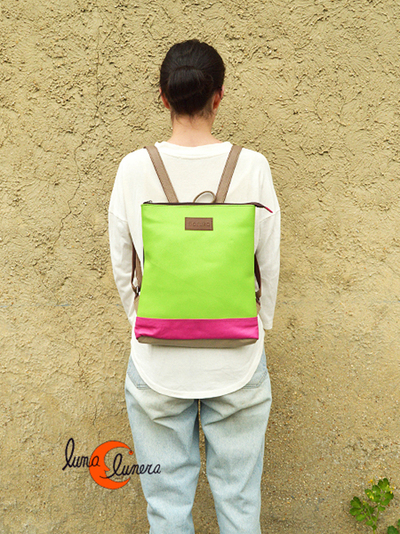 Esta imagen enseña el tamaño y el modelo, los colores pueden no coincidir con la mochila que está en venta.