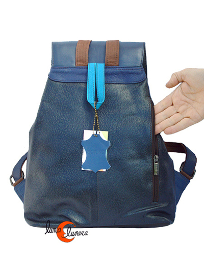 Esta imagen enseña el tamaño y el modelo, los colores pueden no coincidir con la mochila que está en venta.