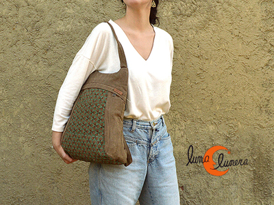 Esta imagen enseña el modelo, los colores pueden no coincidir con la mochila que está en venta.