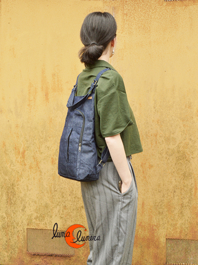 Mochila unisex de tela vaquera.