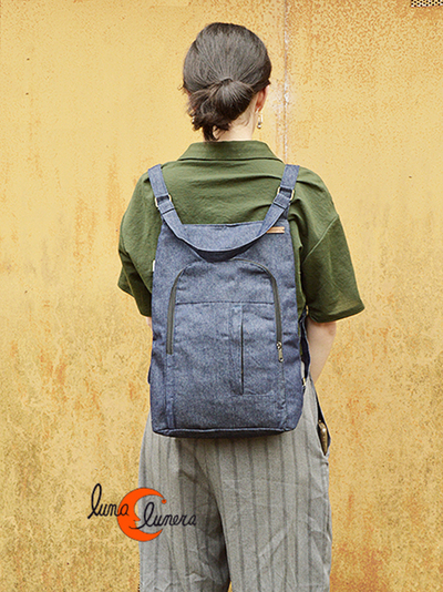 Mochila unisex de tela vaquera.