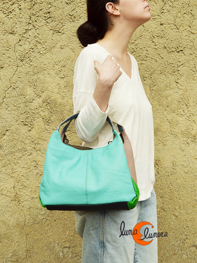 Esta imagen enseña el modelo, los colores pueden ser distintos al bolso que está en venta.
