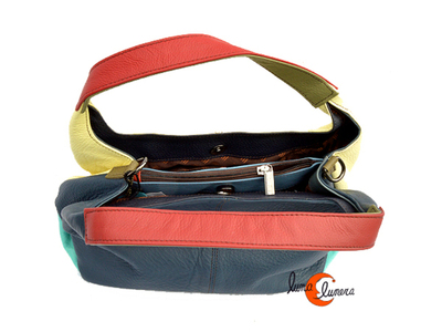 Esta imagen enseña el modelo, los colores pueden ser distintos al bolso que está en venta.