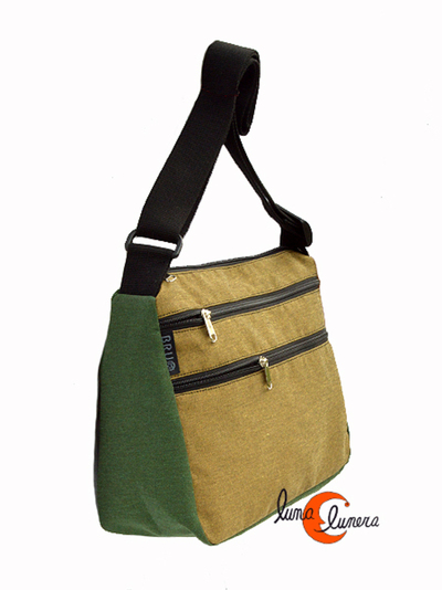 Bolso bandolera grande de tela. La imagen muestra elmodelo, los colores pueden no coincidir con el producto en venta.