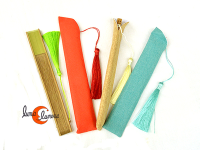 Abanicos de tela y bambú con funda de lino a juego.