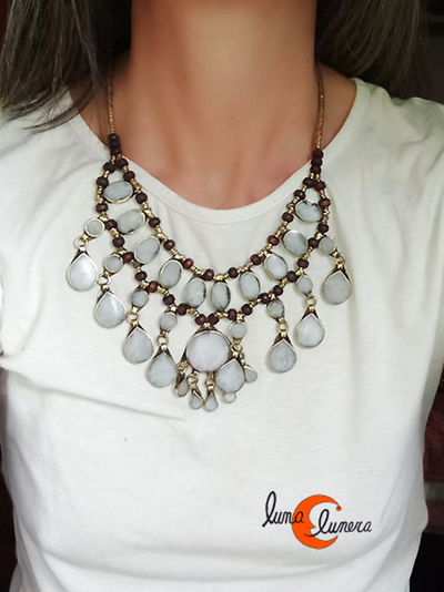 Esta imagen enseña el modelo, los colores pueden ser distintos al collar que está en venta.