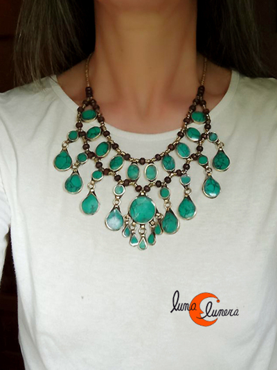 Esta imagen enseña el modelo, los colores pueden ser distintos al collar que está en venta.