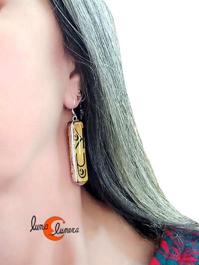 Esta imagen enseña el modelo y el tamaño, los colores pueden no ser los mismos del pendiente que está en venta