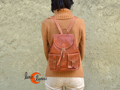 Esta imagen enseña el tamaño, la mochila puede ser diferente al mnodelo que está en venta, pero las medidas son las mismas