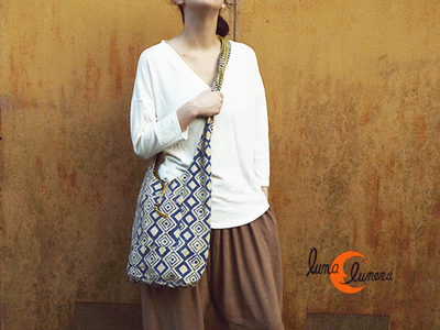 Se enseña el modelo, los colores son diferentes al bolso que está en venta