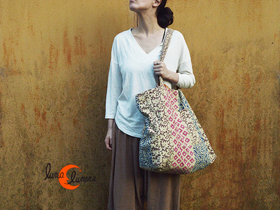 Bolso cuadrado muy grande de tela con dos asas y reversible