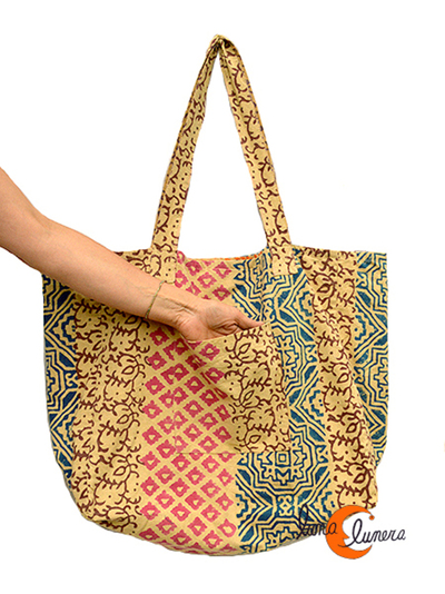 Bolso cuadrado muy grande de tela con dos asas y reversible. 