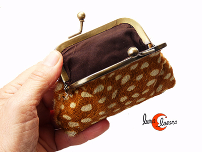 Monedero de piel pequeño con boquilla de ciierre de clip.