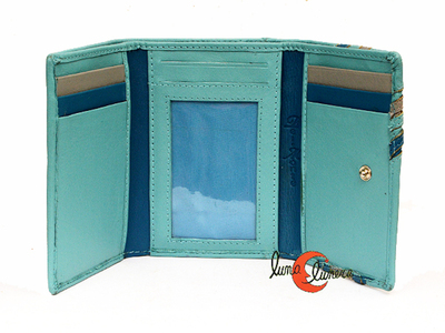 En esta imagen se enseña el interior del modelo, los colores no son los mismos de la cartera que está en venta.