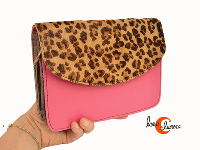 Esta imágen es para mostrar el tamaño, los colores pueden no coincidir con el bolso que está en venta.