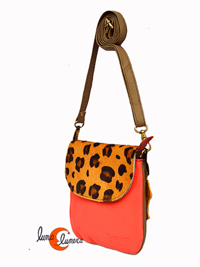 Esta imagen enseña el modelo, los colores pueden ser diferentes al bolso que está en venta.