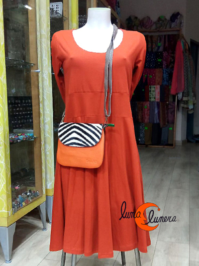 Esta imagen enseña el modelo, los colores pueden ser diferentes al bolso que está en venta.