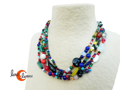 Collar corto de cuatro vueltas con piedras de colores.