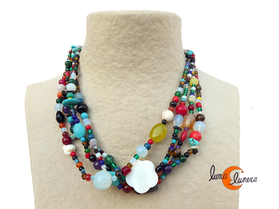 Collar gargantilla de custro vueltas de piedras de colores.