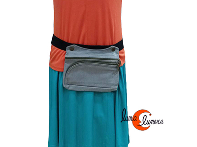 Esta imagen enseña el modelo, los colores pueden ser diferentes a la riñonera que está en venta.