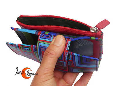 Esta imagen enseña el modelo, los colores pueden ser diferentes al monedero que está en venta