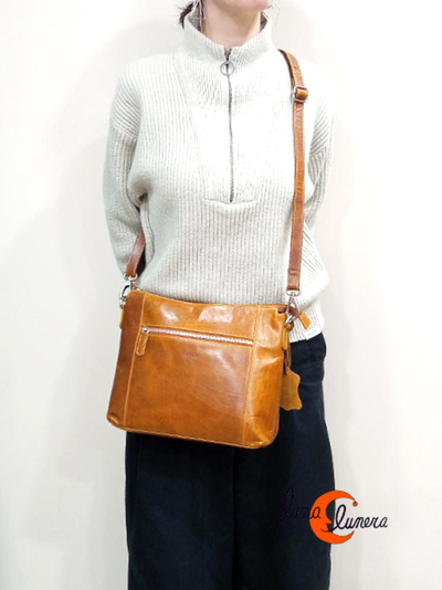 Esta imagen enseña el modelo, los colores pueden ser diferentes al bolso que está en venta