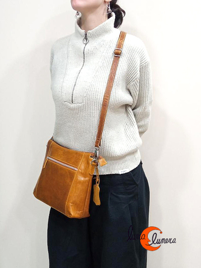 Esta imagen enseña el modelo, los colores pueden ser diferentes al bolso que está en venta