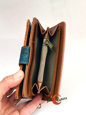 Cartera vegana pequeña con monedero y tarjetero de corcho y PVC.