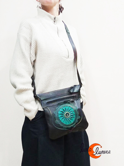 Esta imagen enseña el modelo, los colores pueden ser diferentes al bolso que está en venta