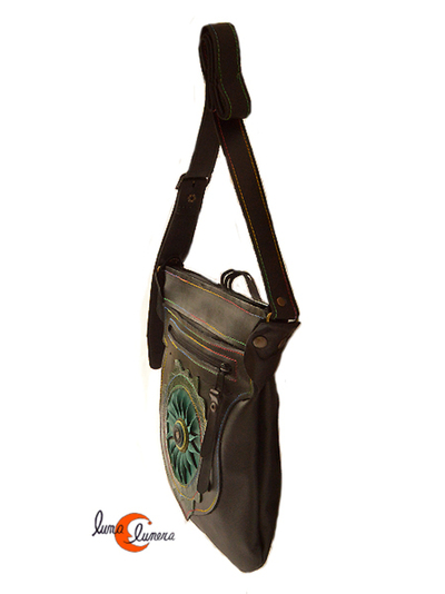 Esta imagen enseña el modelo, los colores pueden ser diferentes al bolso que está en venta